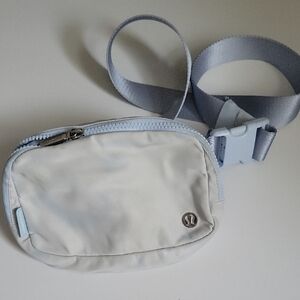 Lululemon Everywhere  Belt Bag. 1L. Color Pelican